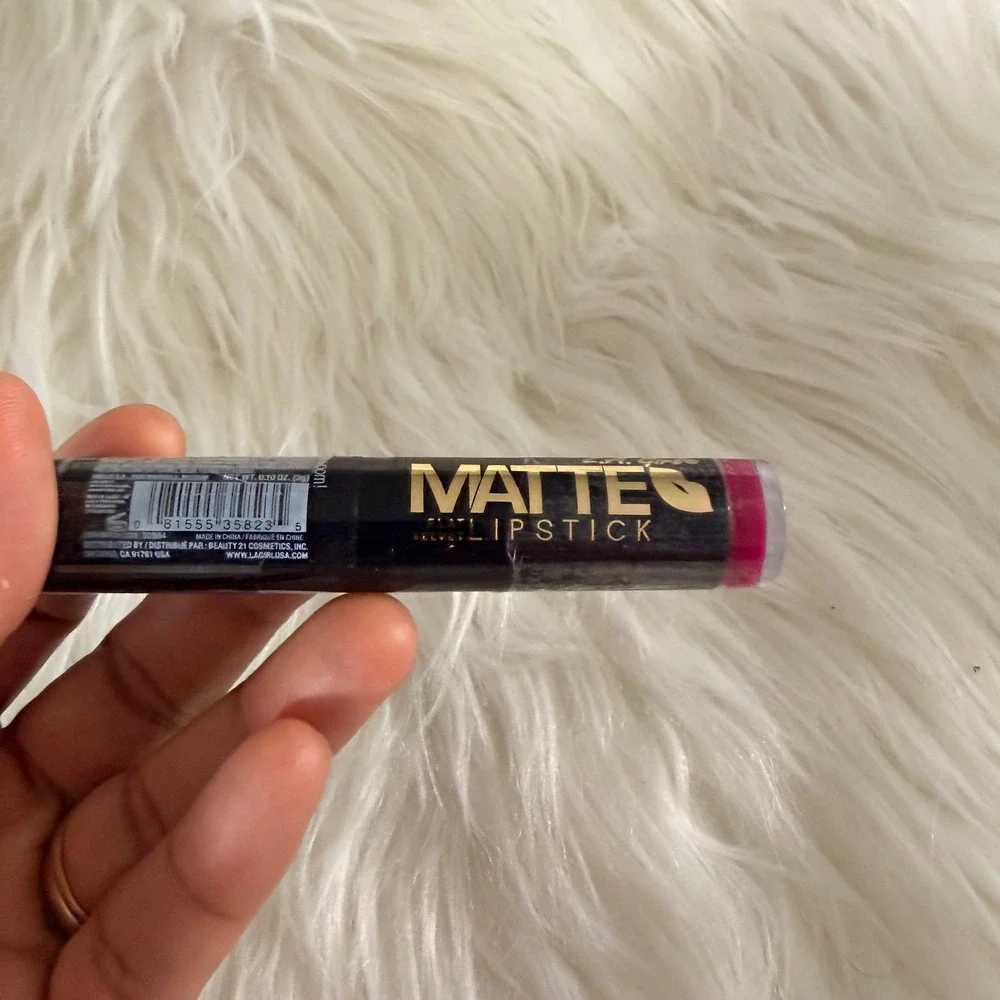 LA Girl Flat Velvet Matte Lipstick Womens 0.10oz Va Voom GLC823 New Sealed BERRY